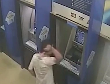 Βίντεο: Έσπασε με σφυρί τέσσερα ΑΤΜ επειδή τσακώθηκε με τον σεκιουριτά